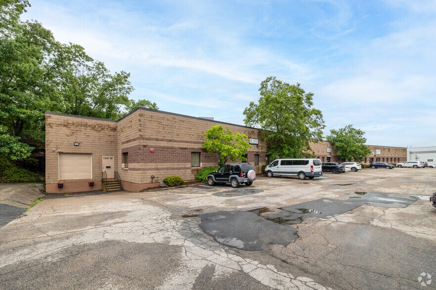 More Photos Of 192-198 Vanderbilt Ave, Norwood Warehouse For Lease