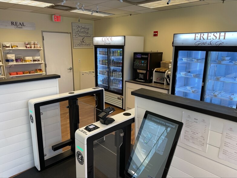 More Photos Of 111 Continental Dr, Newark Office For Lease