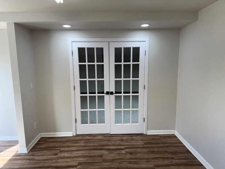 More Photos Of 517 N Lake Ave, Twin Lakes Showroom For Lease