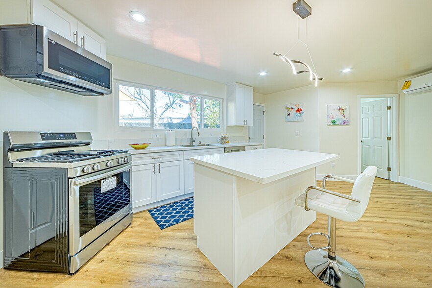 More Photos Of 5633 La Mirada Ave, Los Angeles Apartments For Sale