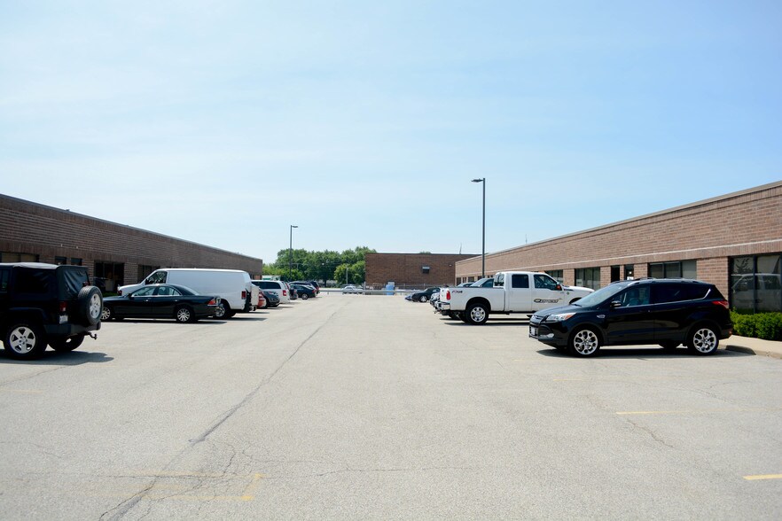 More Photos Of 1099 Brown St, Wauconda Warehouse For Lease