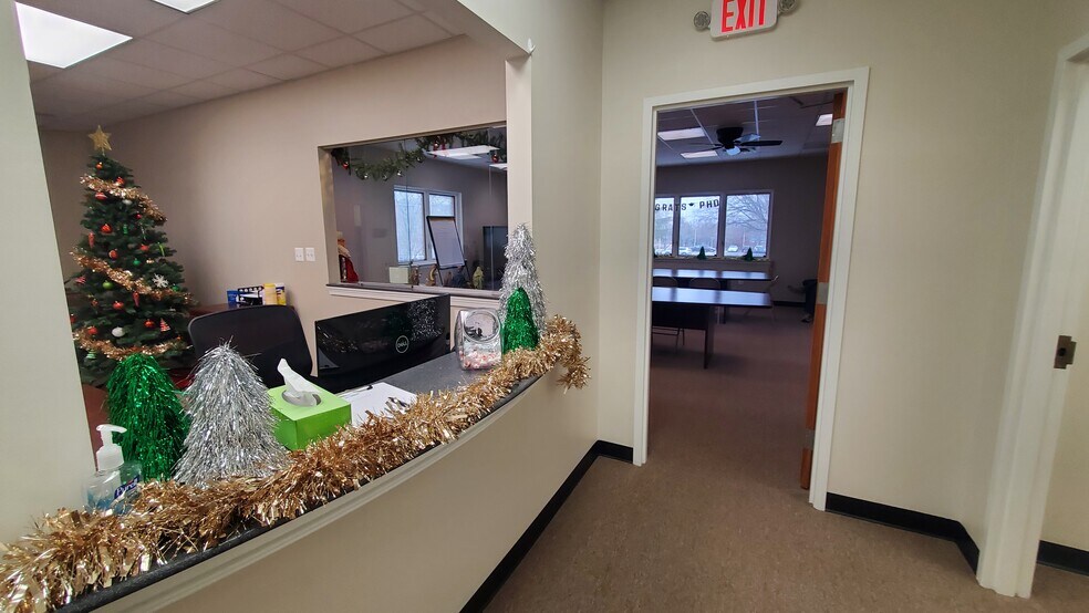 More Photos Of 555 Hospital Dr, Warrenton Office For Sale