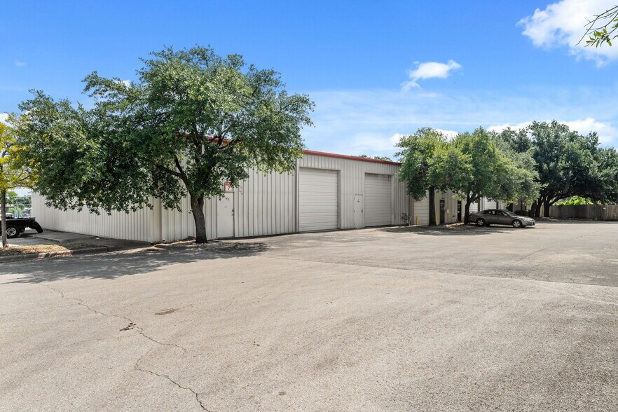 More Photos Of 204 W Powell Ln, Austin Warehouse For Lease