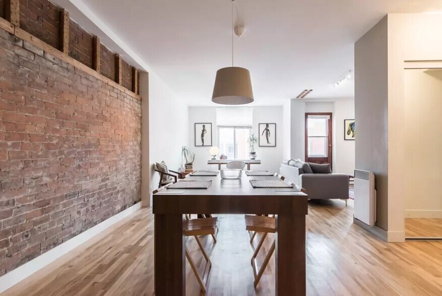 More Photos Of 250 Av Des Pins E, Montréal Storefront Retail Residential For Sale