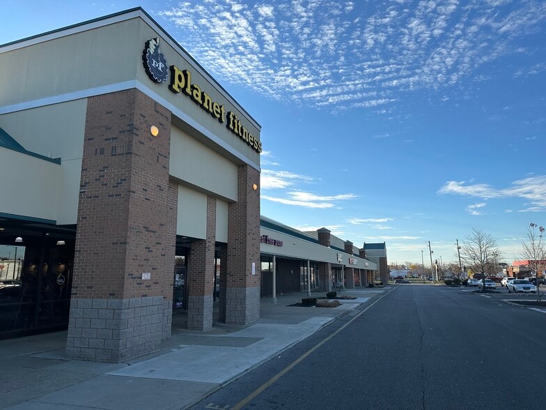 More Photos Of 850 S Hamilton Rd, Columbus Unknown For Lease