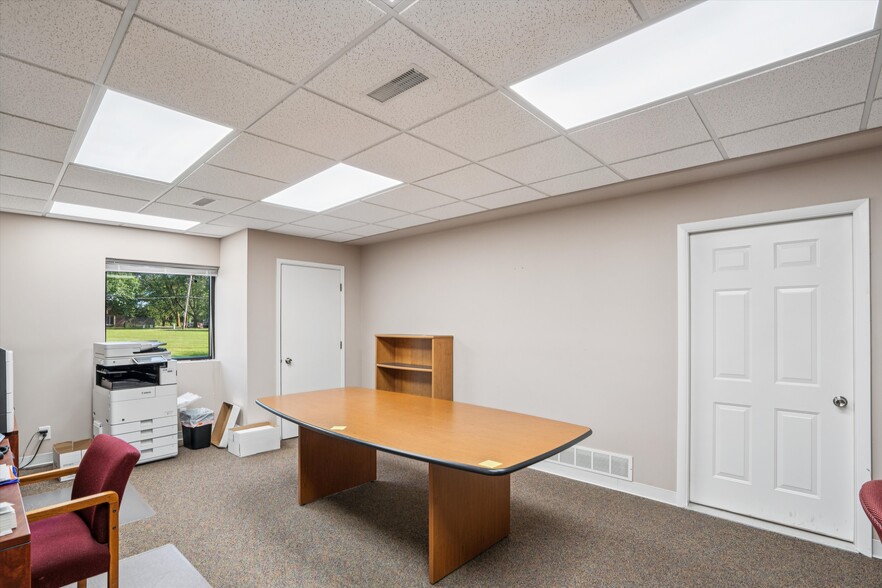 More Photos Of 2721 SW 30th St, Des Moines Office For Sale