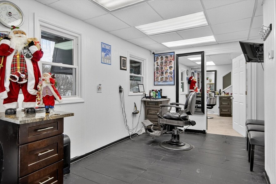 More Photos Of 7045 Cooley Lake Rd, West Bloomfield Freestanding For Sale