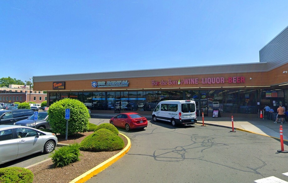More Photos Of 2000 W Main St, Stamford Unknown For Lease