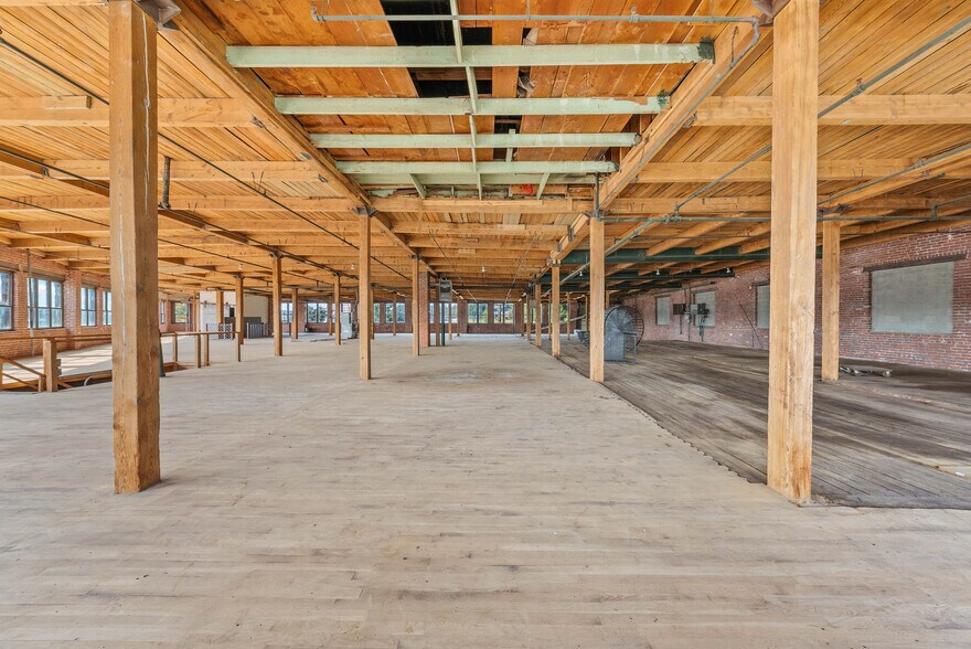 More Photos Of 6100 Wilson Ave, Kansas City Warehouse For Sale