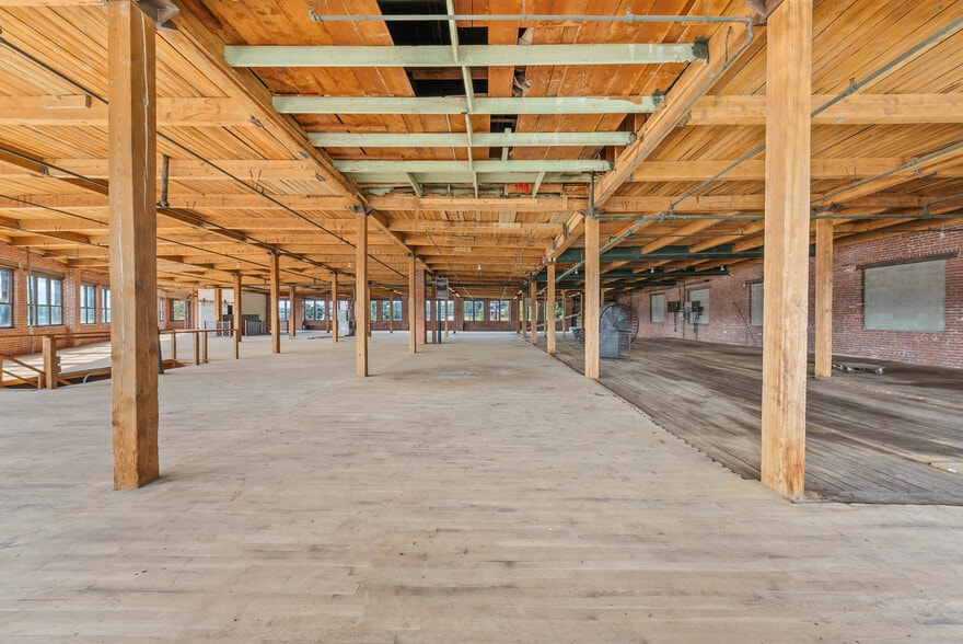 More Photos Of 6100 Wilson Ave, Kansas City Warehouse For Sale