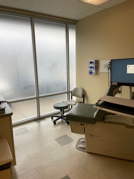 More Photos Of 10050 Roosevelt Blvd, Philadelphia Storefront For Lease