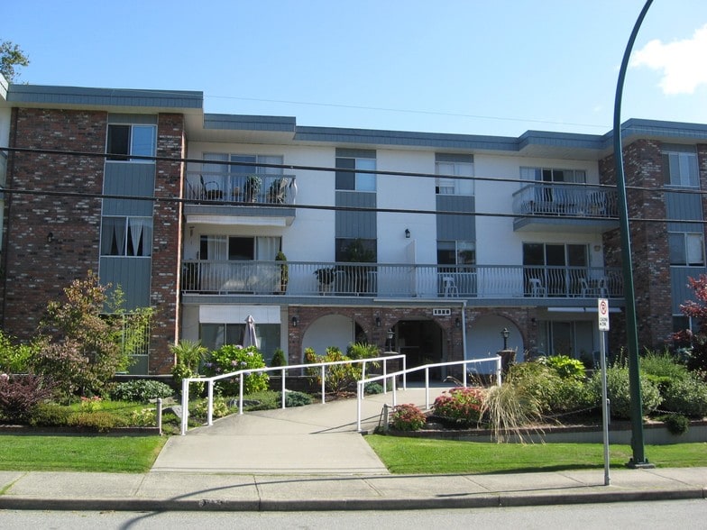 Primary Photo Of 1520 Blackwood St, White Rock Apartments For Sale