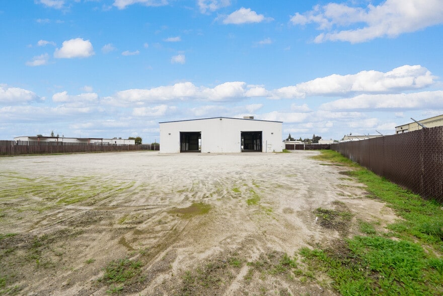 More Photos Of 6303 Seven Seas Ave, Bakersfield Warehouse For Lease