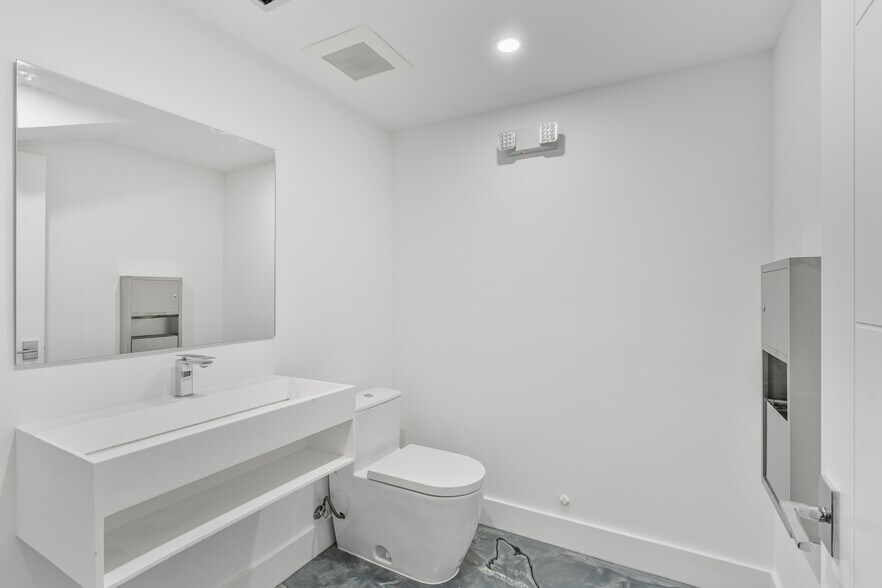 More Photos Of 2075-2129 W 76th St, Hialeah Showroom For Lease