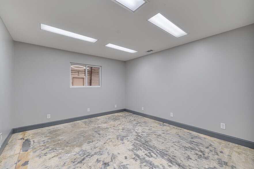 More Photos Of 1294 Midland Trl, Milton Flex For Sale