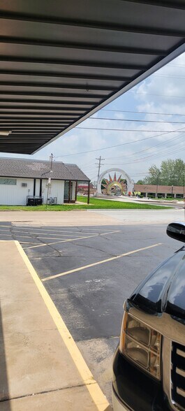 More Photos Of 1669 E Saint Louis St, Springfield Storefront Retail Office For Lease