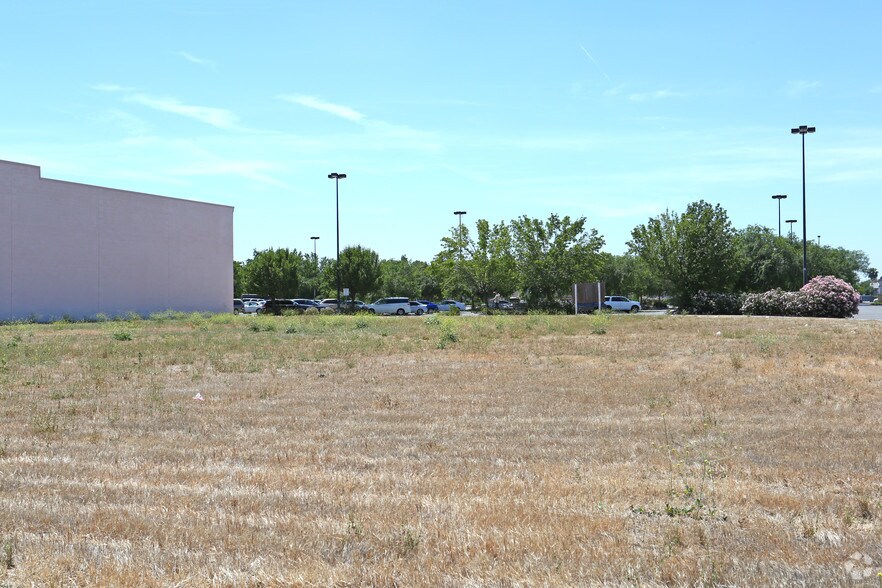 Primary Photo Of 323 W Shaw Ave, Clovis Unknown For Lease