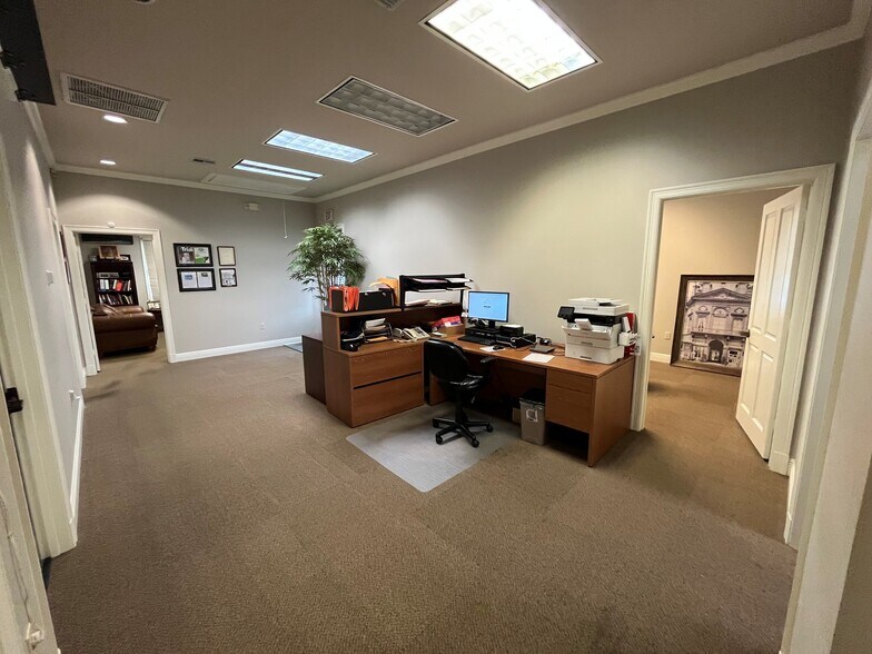 More Photos Of 2161 Quail Run, Baton Rouge Serviced Offices For Sale