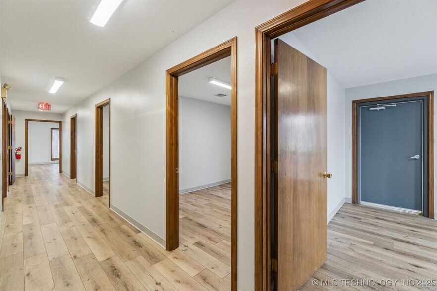 More Photos Of 1236 E Main St, Cushing Medical For Sale