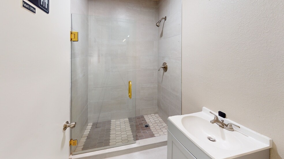 More Photos Of 10919-10927 Iota Dr, San Antonio Light Distribution For Lease