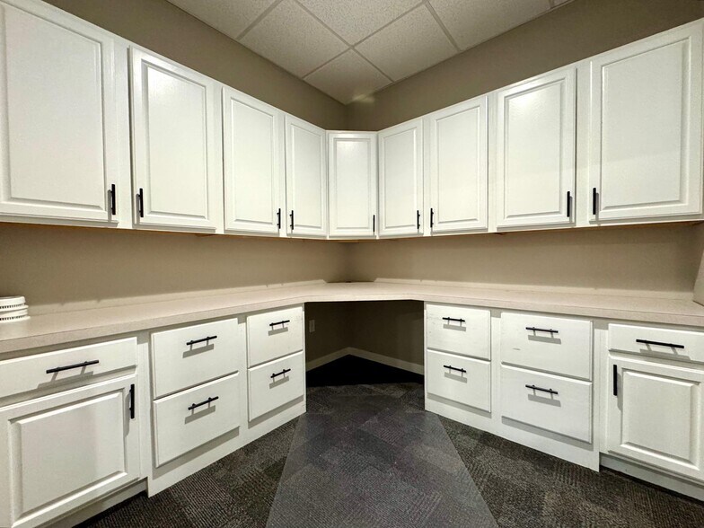 More Photos Of 5308 Parklane Dr, Kearney Serviced Offices For Sale
