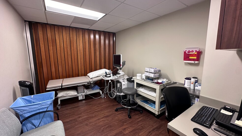 More Photos Of 130 Park St SE, Vienna Medical For Lease