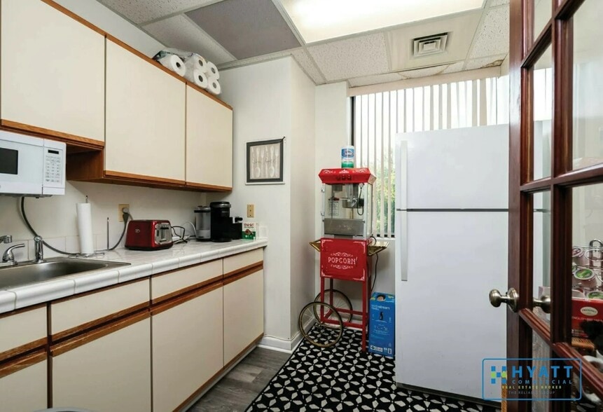 More Photos Of 147 Old Solomons Island Rd, Annapolis Medical For Sale