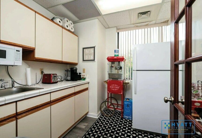 More Photos Of 147 Old Solomons Island Rd, Annapolis Medical For Lease