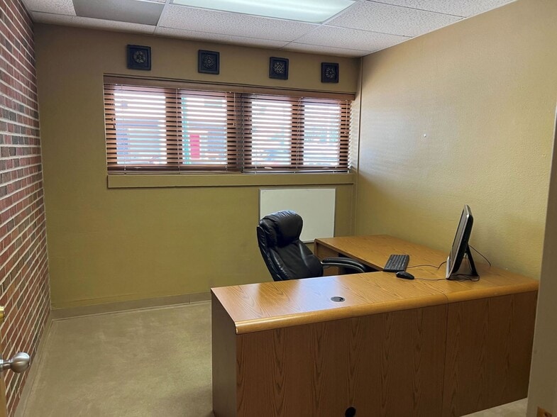 More Photos Of 800 Westport Rd, Kansas City Office Residential For Sale
