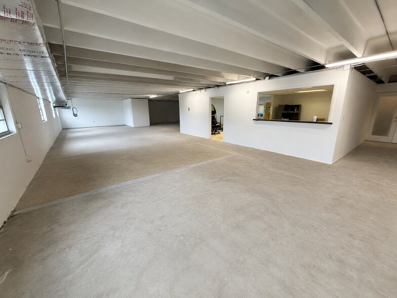More Photos Of 12388 Starkey Rd, Largo Warehouse For Lease