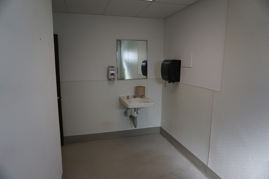 More Photos Of 1109 Meade Ave, Prosser Office For Lease
