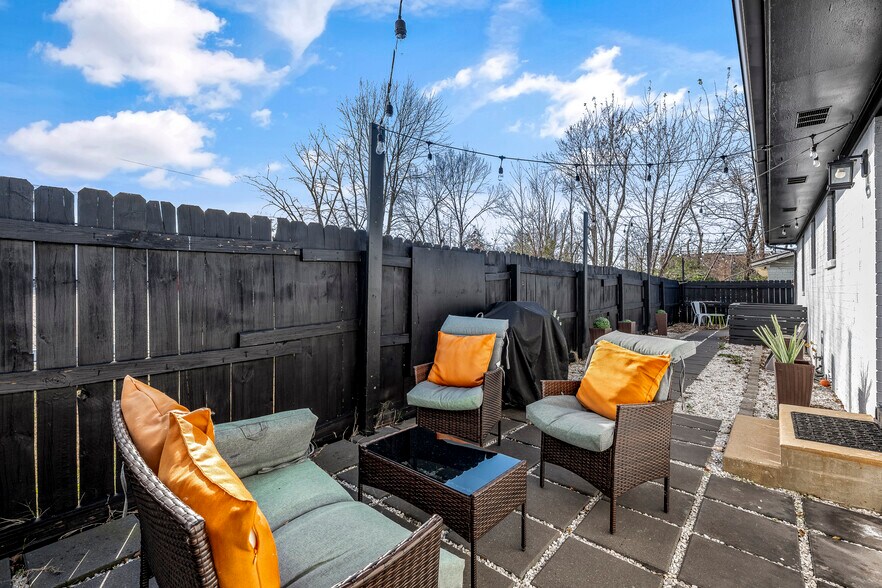 More Photos Of 110 SE 13th St, Bentonville Flex For Sale