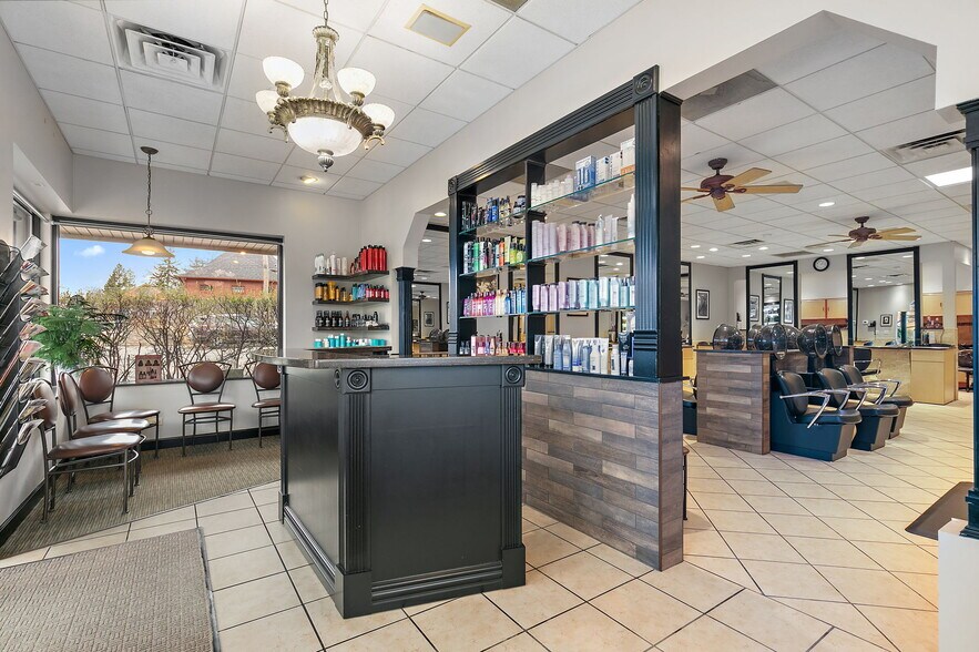 More Photos Of 160-175 N Edison Ave, Elgin Freestanding For Sale