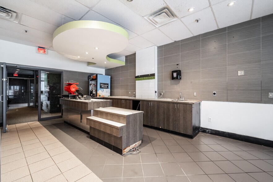 More Photos Of 8000 Boul Décarie, Montréal Office For Lease