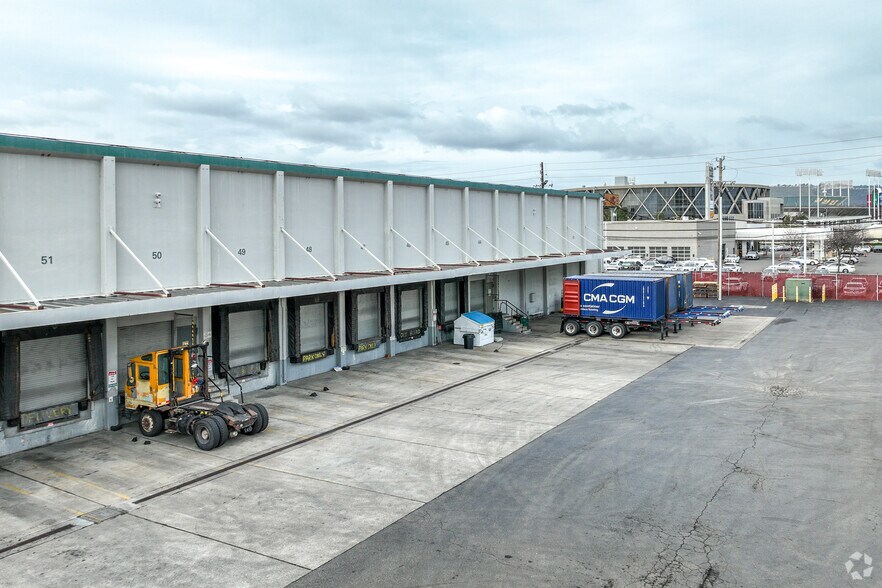 More Photos Of 7200-7240 Edgewater Dr, Oakland Warehouse For Lease