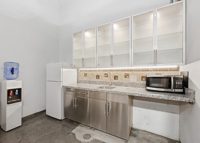 More Photos Of 8495 Redwood Creek Ln, San Diego Manufacturing For Sale