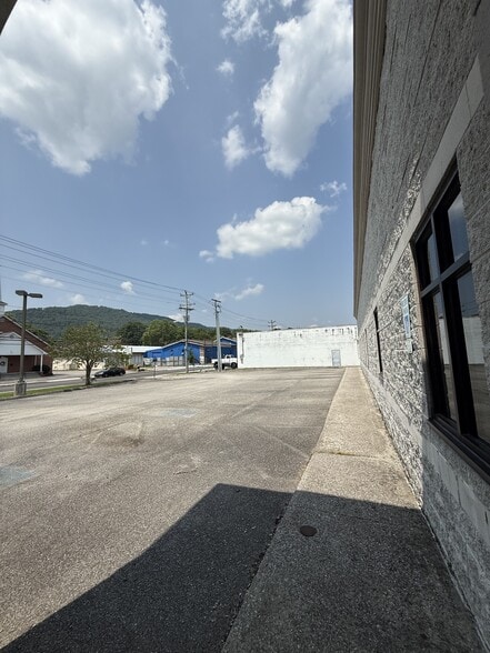 More Photos Of 305 River Dr, LaFollette Medical For Sale