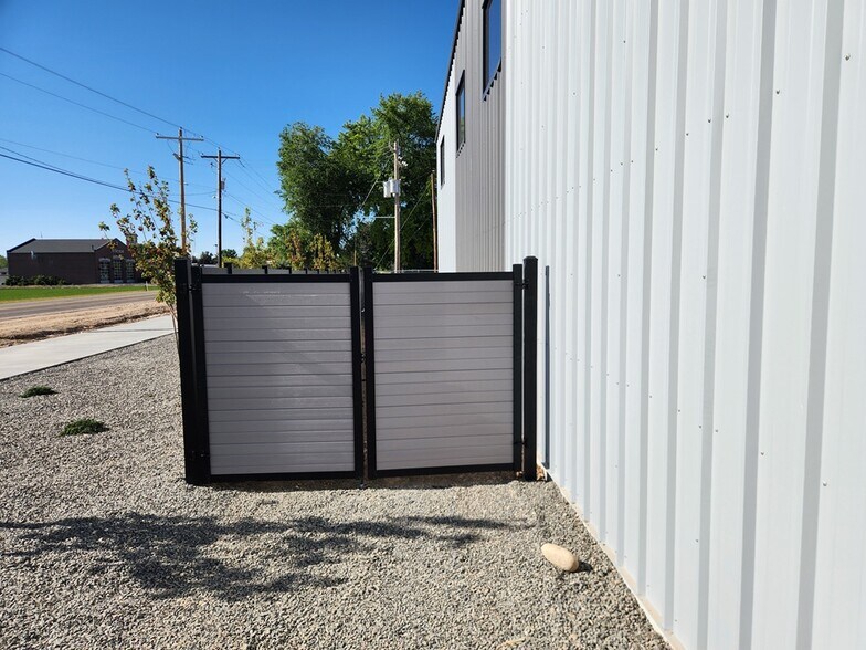 More Photos Of 74 N Happy Valley Rd, Nampa Warehouse For Lease