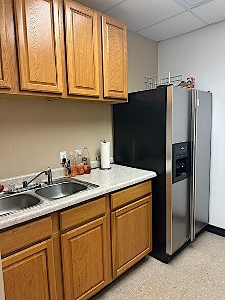 More Photos Of 433 N Dixie Way, Roseland Freestanding For Lease