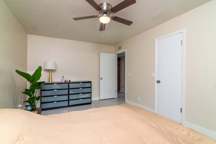 More Photos Of 528 W La Jolla Dr, Tempe Apartments For Sale