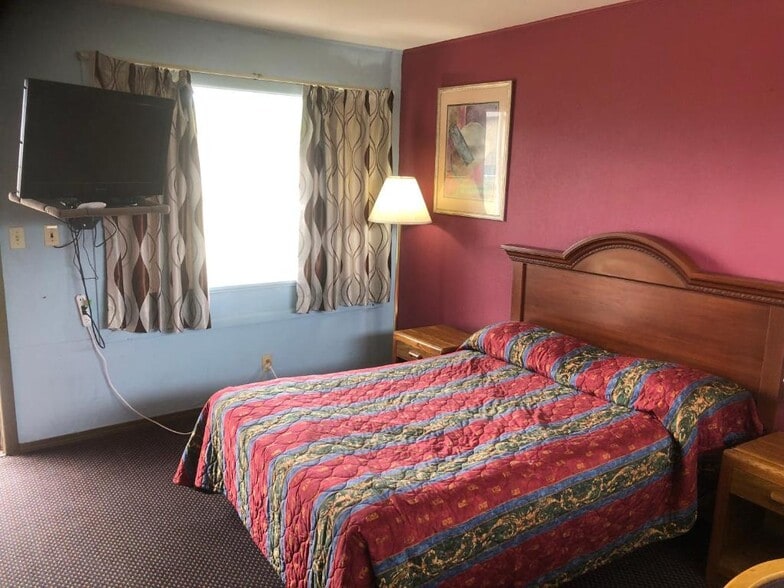 More Photos Of 415 E 11th St, Hugoton Hotel For Sale