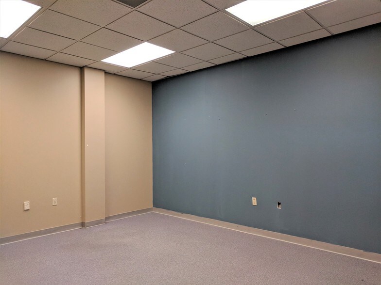 More Photos Of 901 W Main St, El Paso Office For Sale