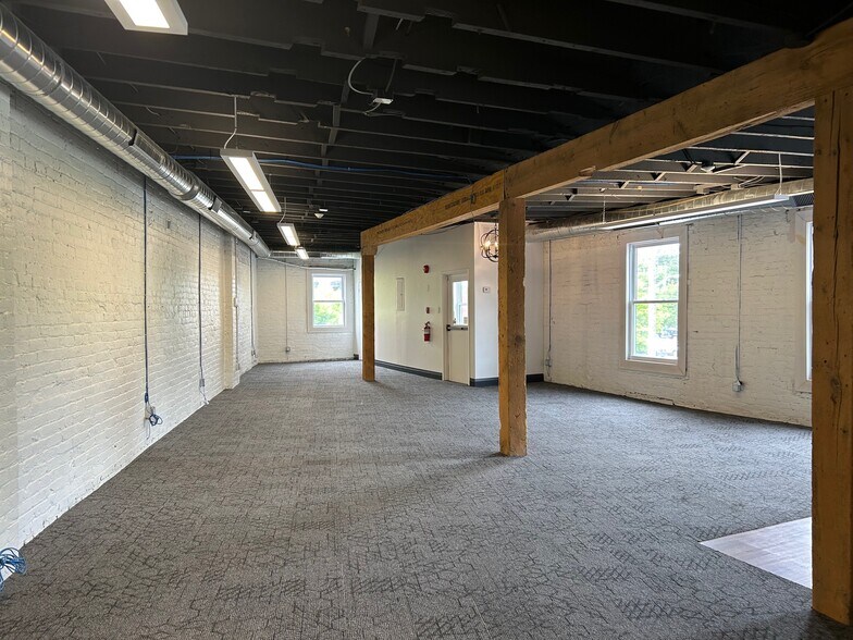 More Photos Of 649 Colborne St, London Office For Lease