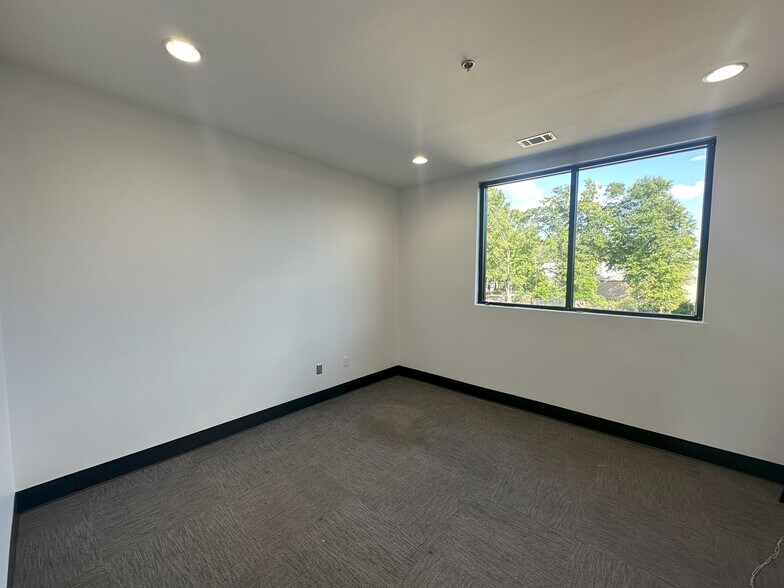More Photos Of 1001 30th Ave, Northport Office For Lease
