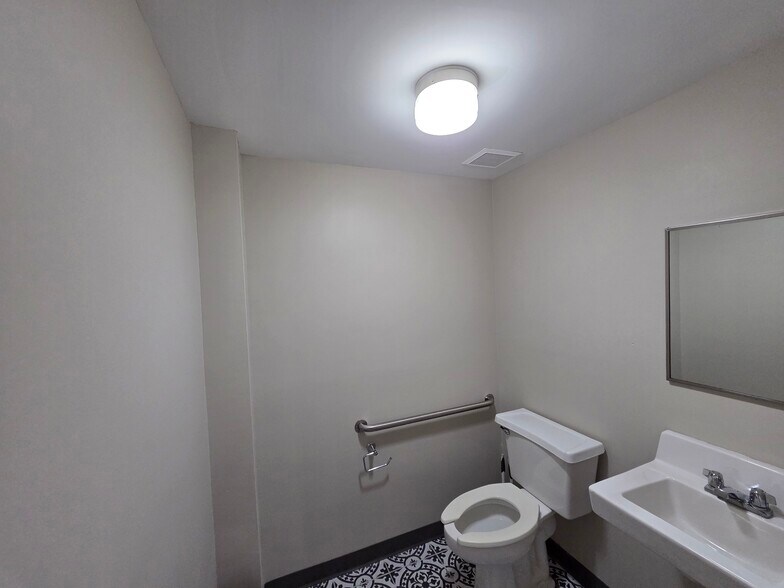 More Photos Of 6800 Edgewater Commerce Pky, Orlando Warehouse For Sale