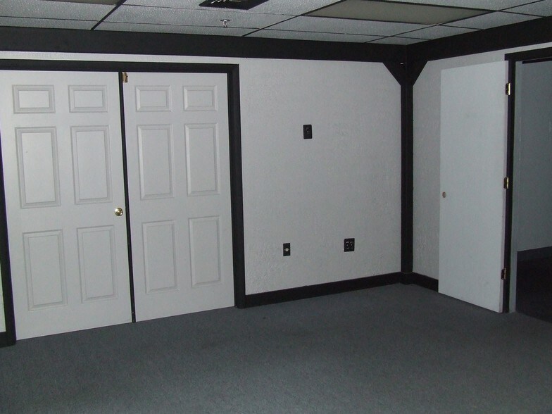 More Photos Of 876 N Lenola Rd, Moorestown Warehouse For Lease