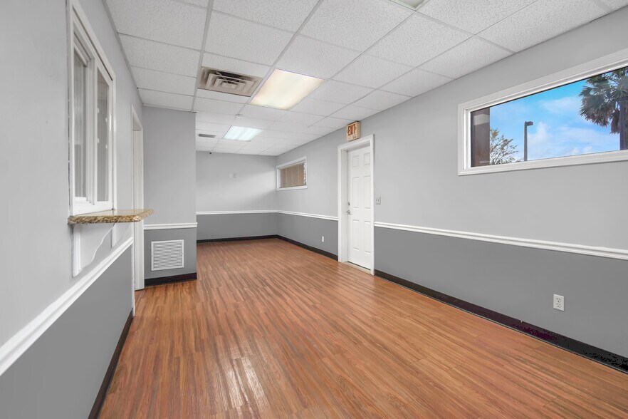More Photos Of 949 Lane Ave S, Jacksonville Medical For Lease