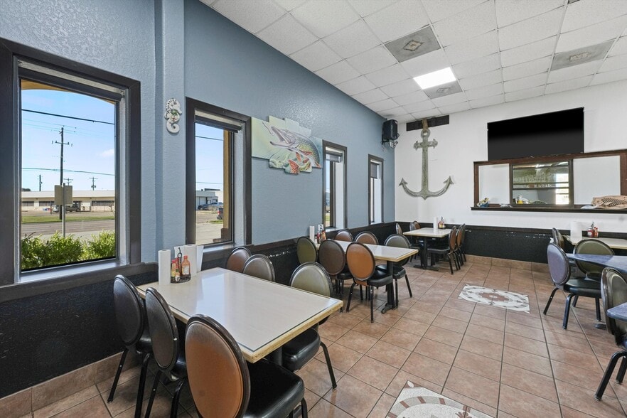 More Photos Of 918 W Plantation Dr, Clute Restaurant For Sale