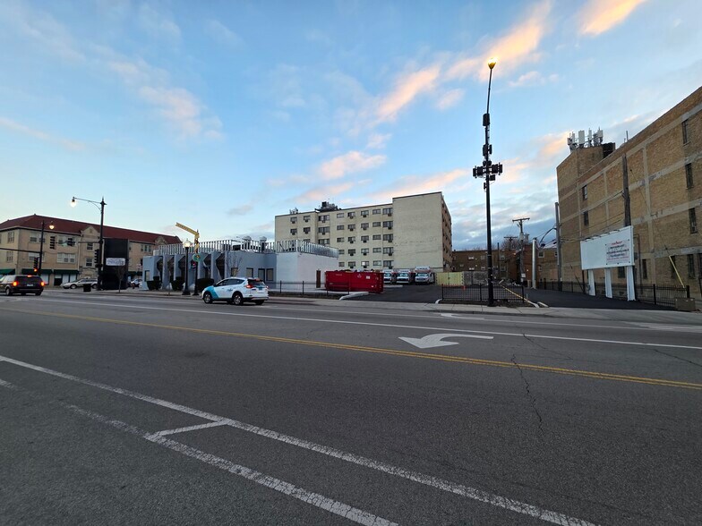 More Photos Of 2201 W Howard St, Chicago Restaurant For Lease