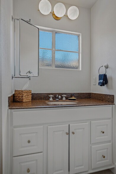 More Photos Of 555 S Warm Sands Dr, Palm Springs Hotel For Sale